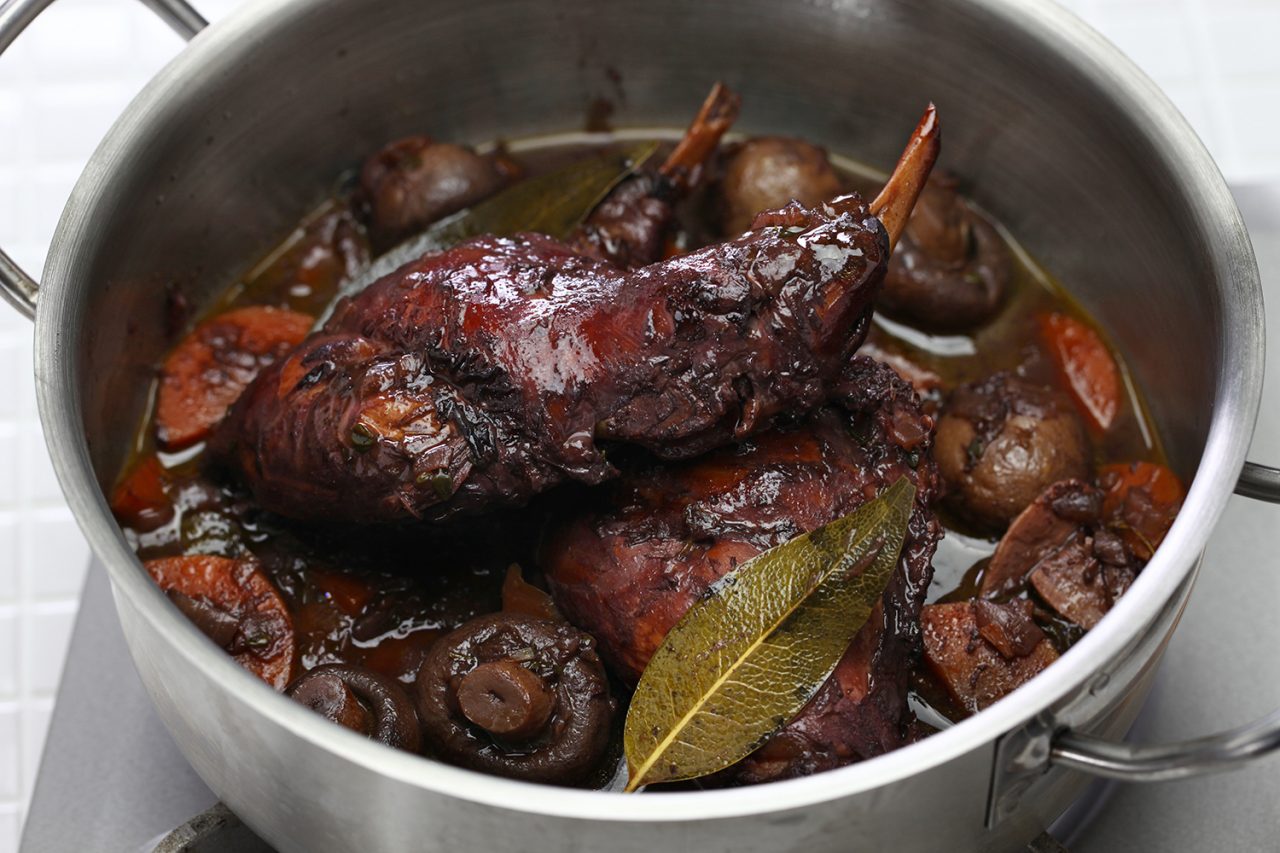 Lapin braisé avec vinaigrette française