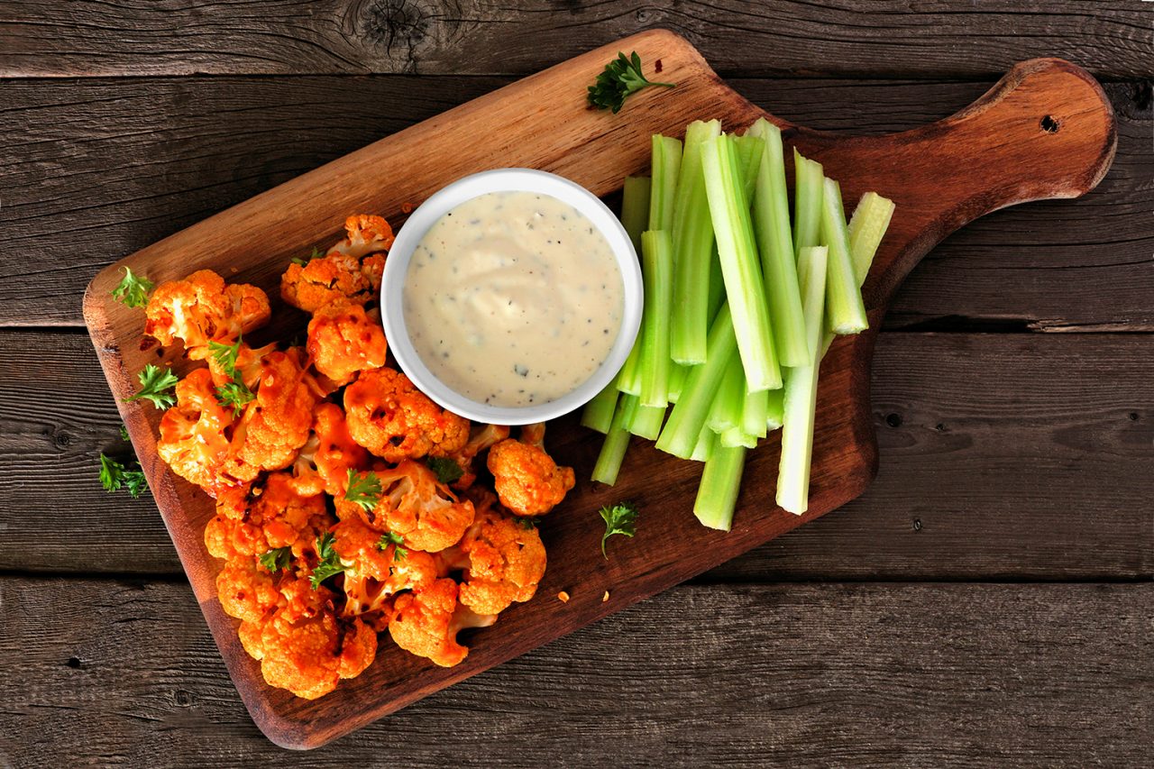 Chou-fleur chaud avec vinaigrette ranch aux cornichons à l’aneth épicée